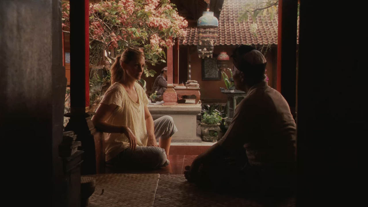 En Bali, Elizabeth encuentra al sanador Ketut, quien le ayuda a sanar sus heridas emocionales a través de la sabiduría espiritual.