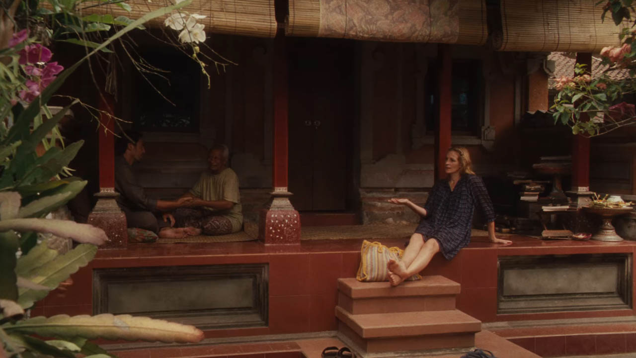 Elizabeth, Felipe con Ketut el curandero Espiritual.