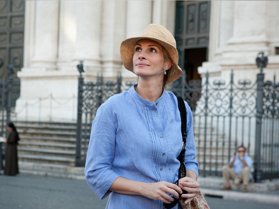 Elizabeth, con un maquillaje sencillo paseando por la ciudad.