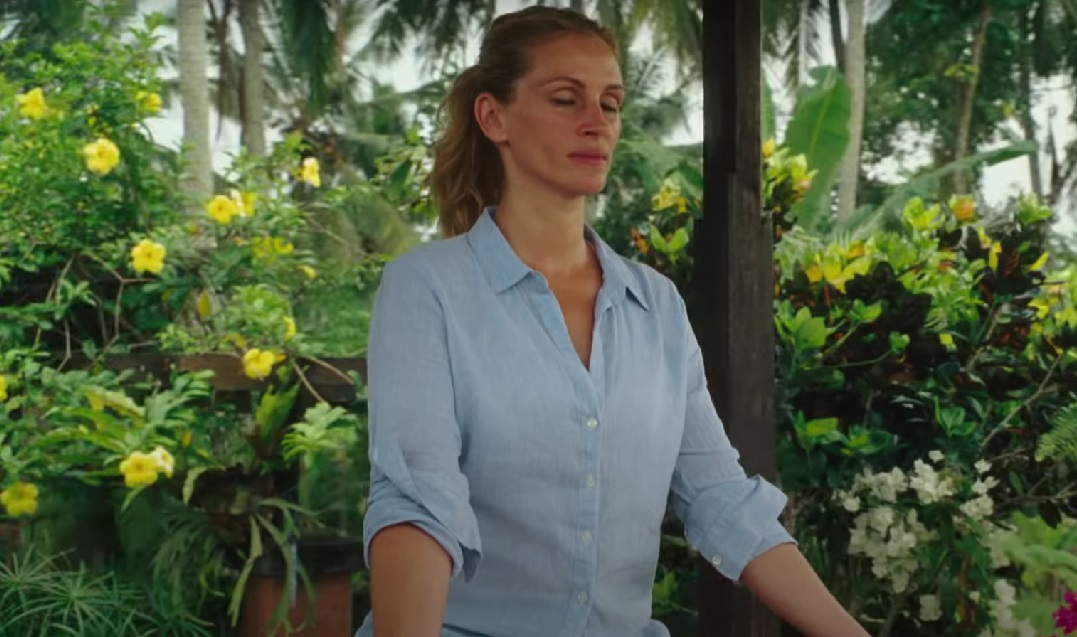 Elizabeth medita serenamente en un retiro en Bali.