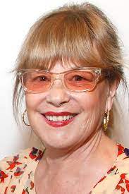 Jennifer Salt, es una guionista y actriz estadounidense conocida por su trabajo en cine y televisión. En Comer, Rezar, Amar, adaptó la exitosa novela de Elizabeth Gilbert