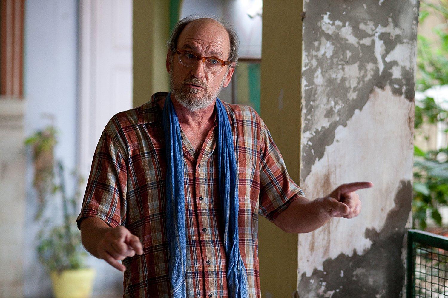 El personaje de Richard es una mezcla de sabiduría y dureza, y su relación con Elizabeth es fundamental para su proceso de sanación emocional.